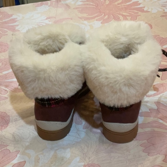 Muk Luks burgundy chunky fur lined boots, size 7. - Picture 5 of 6